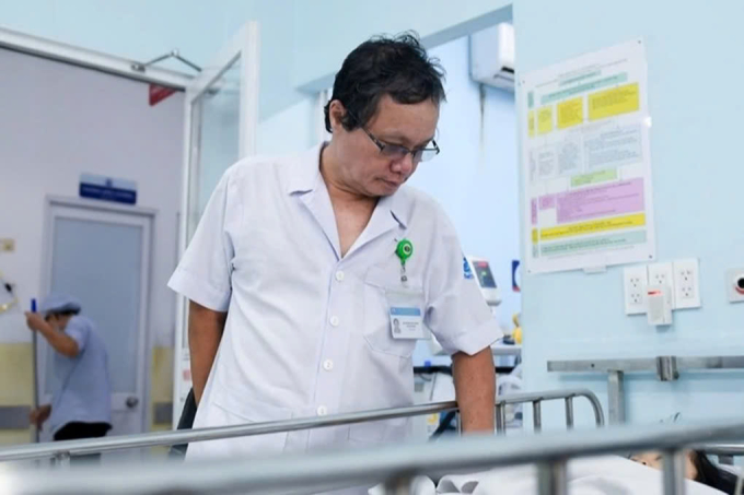 Bác sĩ Trương Hữu Khanh đi thăm khám cho các bệnh nhi hồi tháng 2. Ảnh: NVCC