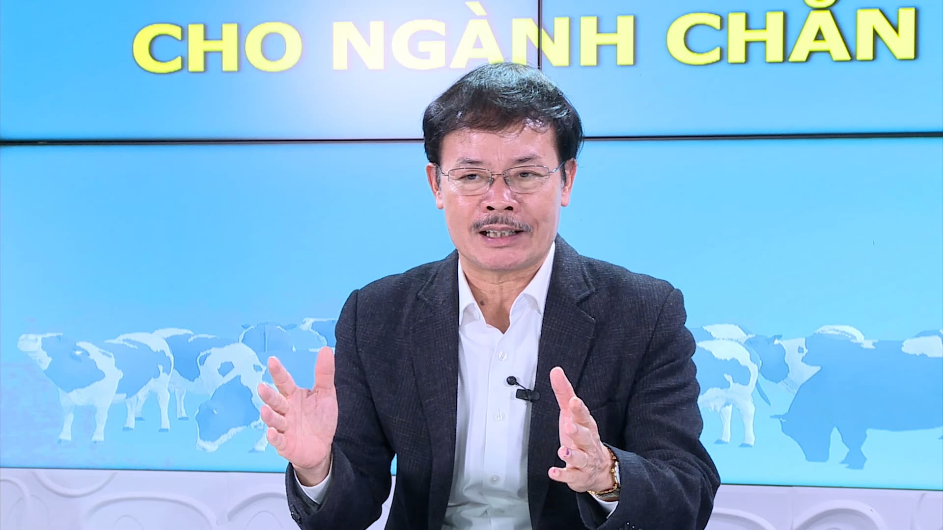 Ông Nguyễn Xuân Dương, Chủ tịch Hội Chăn nuôi Việt Nam cho biết, sau giai đoạn tăng trưởng mạnh, hiện nay tổng đàn bò sữa của cả nước chỉ còn tăng khoảng 0,4%/năm. Ảnh: Duy Học. Ông Nguyễn Xuân Dương, Chủ tịch Hội Chăn nuôi Việt Nam cho biết, sau giai đoạn tăng trưởng mạnh, hiện nay tổng đàn bò sữa của cả nước chỉ còn tăng khoảng 0,4%/năm. Ảnh: Duy Học.