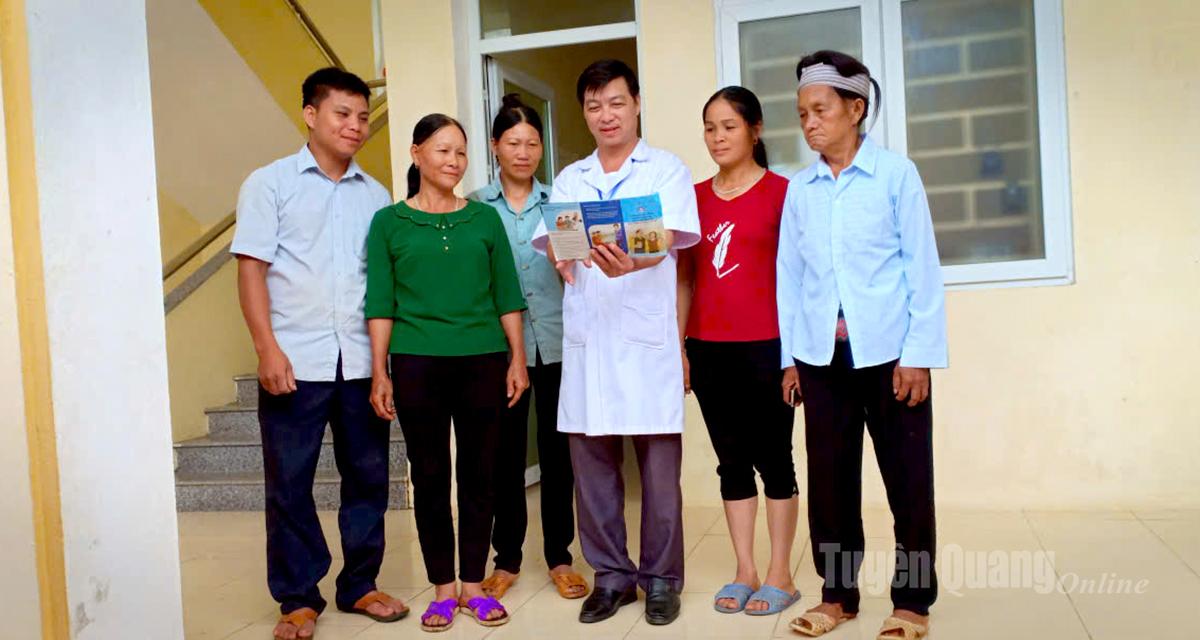 Cán bộ trạm y tế xã Hồng Thái tuyên truyền, nâng cao nhận thức phòng, chống dịch bệnh cho người dân.