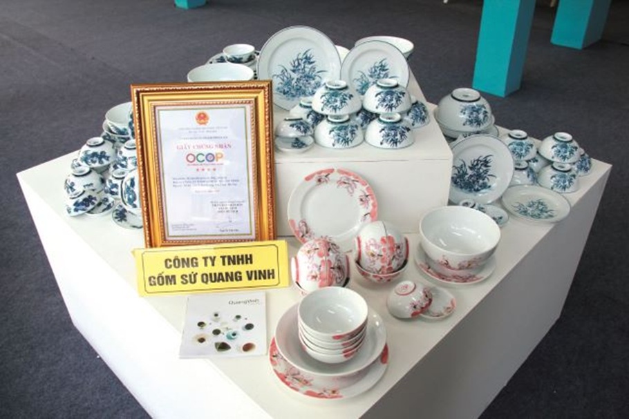 Bộ 4 sản phẩm gốm sứ của Công ty TNHH Gốm sứ Quang Vinh được chứng nhận OCOP 5 sao từ năm 2020.