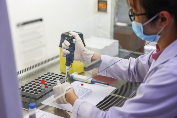 Bác sĩ, nhân viên y tế Viện Pasteur TP HCM nghiên cứu, xét nghiệm, tháng 8/2025. Ảnh: Quỳnh Trần