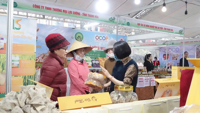 Sự kiện đã thu hút đông đảo người dân tham quan, mua sắm. Ảnh: Quốc Huy