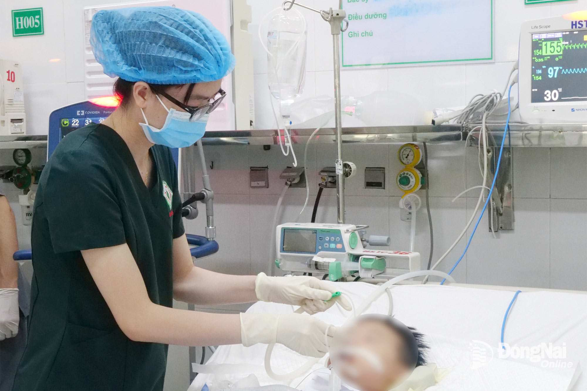 Bác sĩ chăm sóc bệnh nhi bị bệnh tay chân miệng nặng. Ảnh: Hạnh Dung