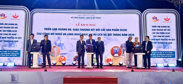 Kết nối sản phẩm OCOP và làng nghề gắn với du lịch tại Bát Tràng- Ảnh 2.