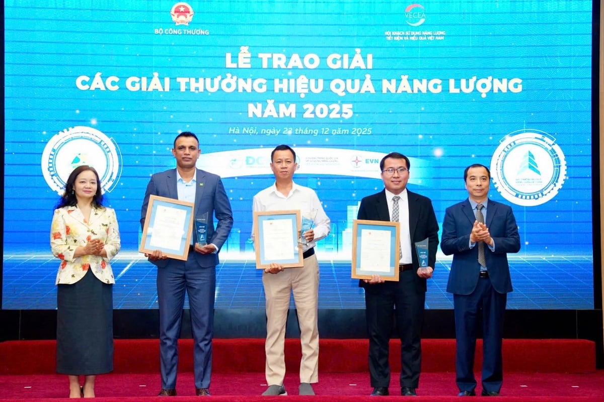 ​Các doanh nghiệp nhận Giải thưởng Hiệu quả năng lượng trong công nghiệp năm 2025. Ảnh: Trung Nguyên. 