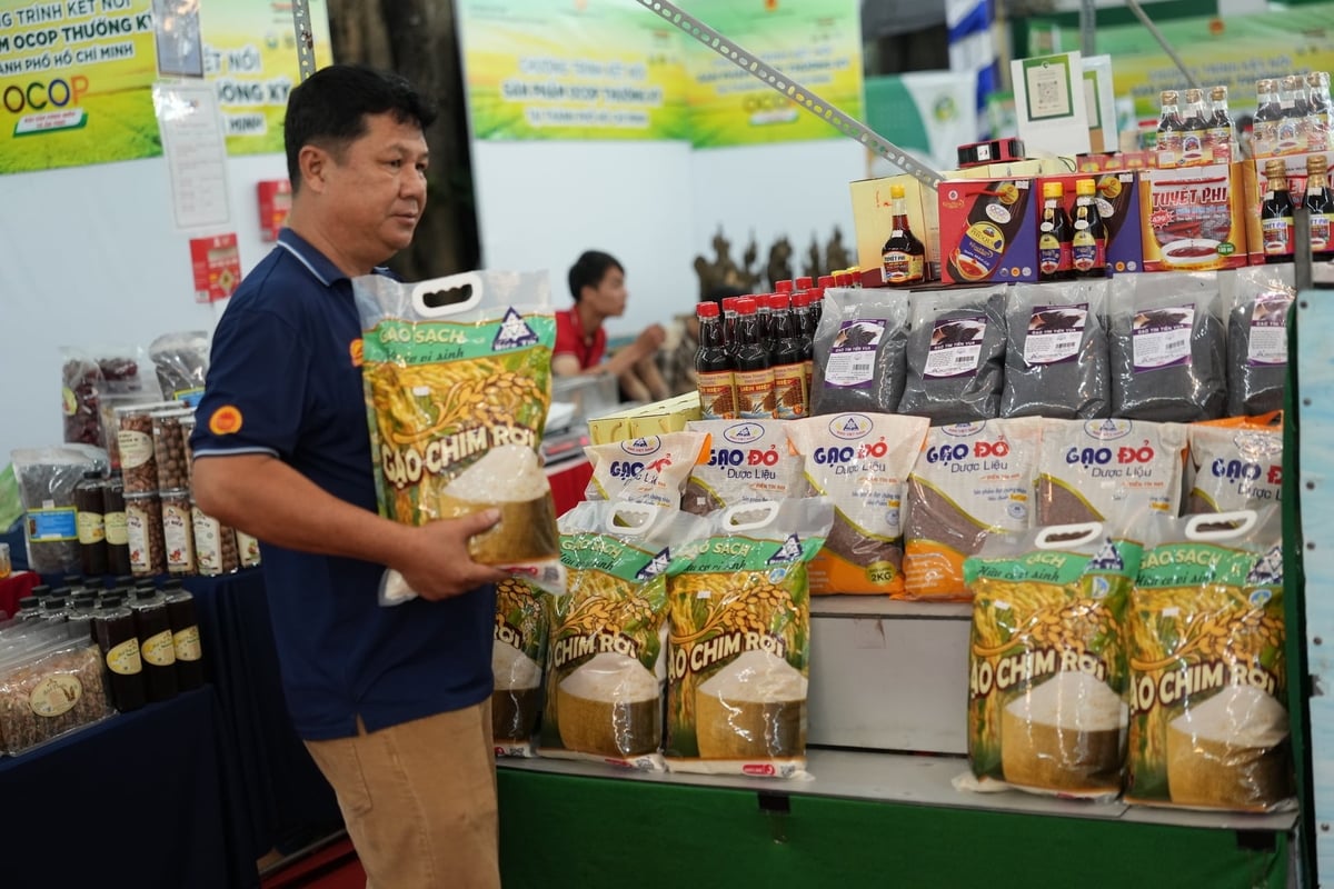 Gian hàng gạo đặc sản An Giang đạt OCOP 4 sao tại hội chợ OCOP. Ảnh: Hồng Thủy.