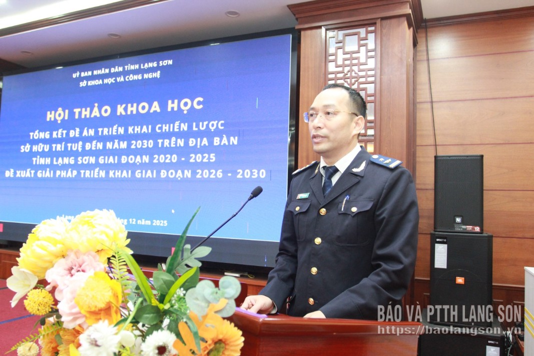 Đại diện Chi cục Hải quan khu vực VI tham luận tại hội nghị