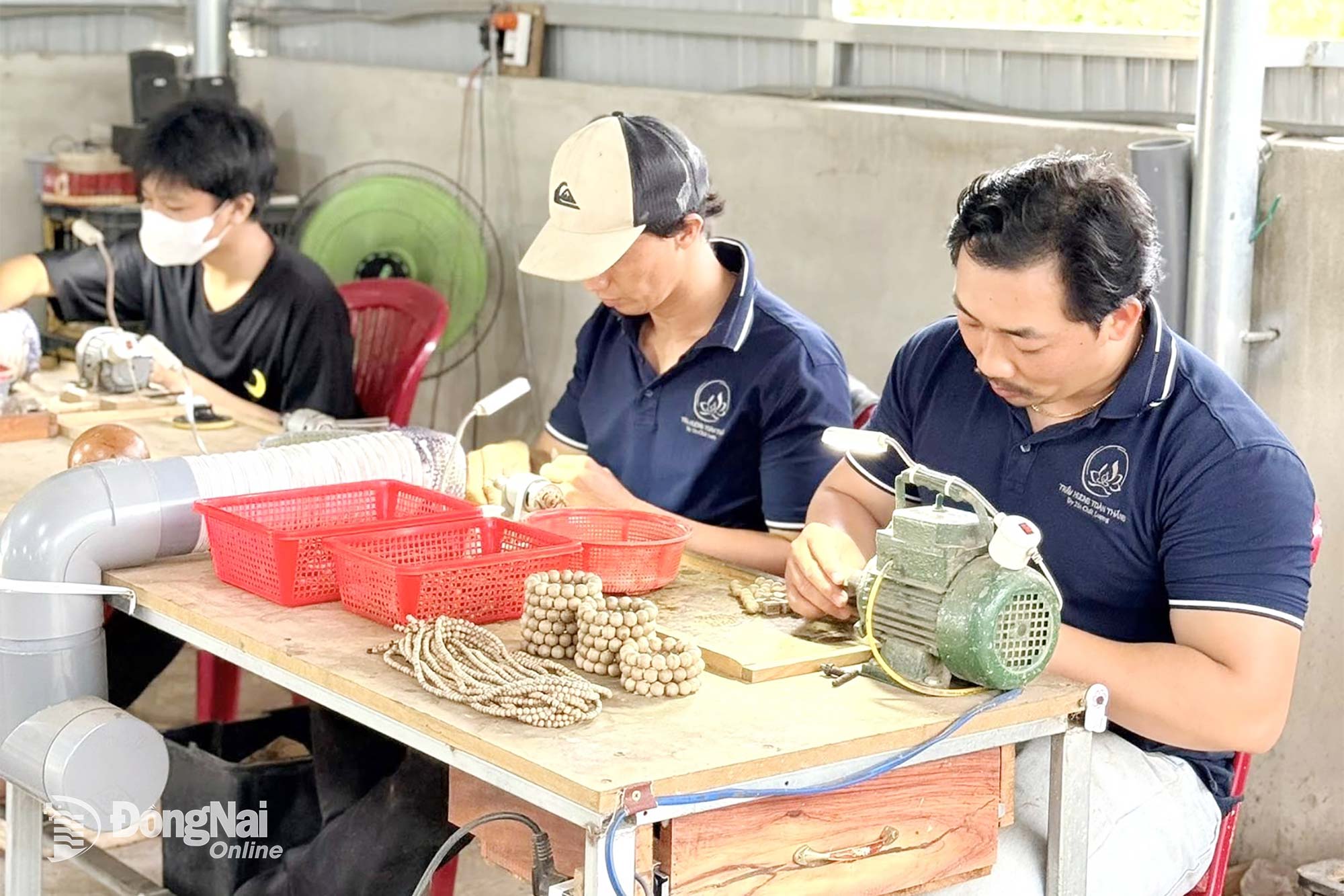 Sản xuất tại Cơ sở Trầm hương Toàn Thắng (phường Long Khánh). Ảnh: Vương Thế