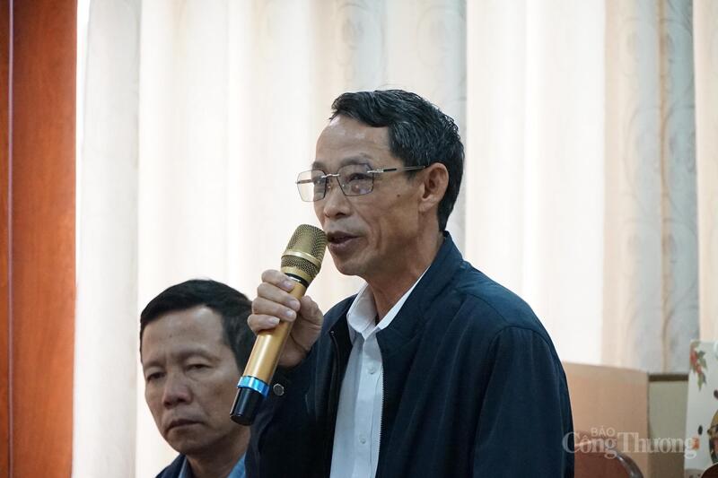 Ông Hà Văn Tuyến - Chủ nhiệm Hợp tác xã nông nghiệp và dịch vụ sản xuất bún, miến, phở khô Chi Lăng – Khánh Xuân - trình bày trước hội đồng. Ảnh: Vũ Long