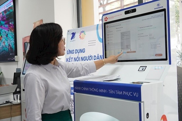 Người dân trải nghiệm các tính năng tại kiosk tự phục vụ. Ảnh: SGGP tp-hcm-2.jpg