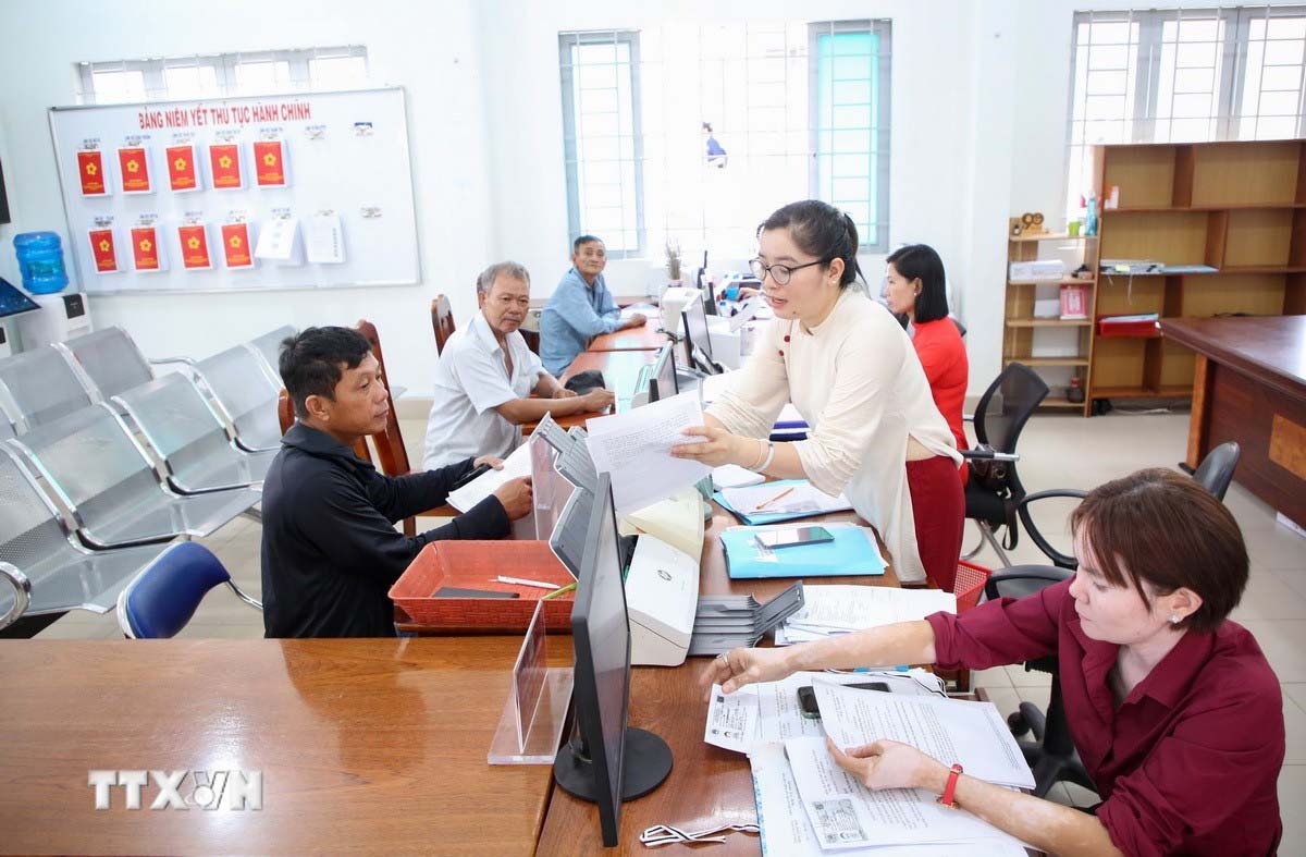 Công tác tiếp nhận, giải quyết thủ tục hành chính theo cơ chế “một cửa”, “một cửa liên thông” tại Trung tâm phục vụ Hành chính công xã Tân Đông, tỉnh Tây Ninh. (Ảnh: Giang Phương/TTXVN)