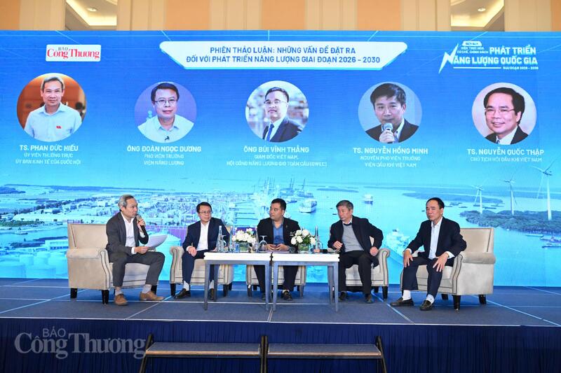 Các ý kiến thảo luận tập trung phân tích, làm rõ nhiều nội dung trọng tâm của Nghị quyết 253, gồm: Hoàn thiện hạ tầng thông tin phục vụ quản lý và vận hành hệ thống năng lượng; tháo gỡ vướng mắc về thủ tục hành chính, phê duyệt dự án và đất đai; đề xuất giải pháp phát triển điện gió ngoài khơi; phát triển hệ thống lưu trữ năng lượng. Qua đó, góp phần chuyển hóa các định hướng, chủ trương lớn thành giải pháp chính sách cụ thể, khả thi trong giai đoạn 2026 - 2030. Ảnh: Cấn Dũng