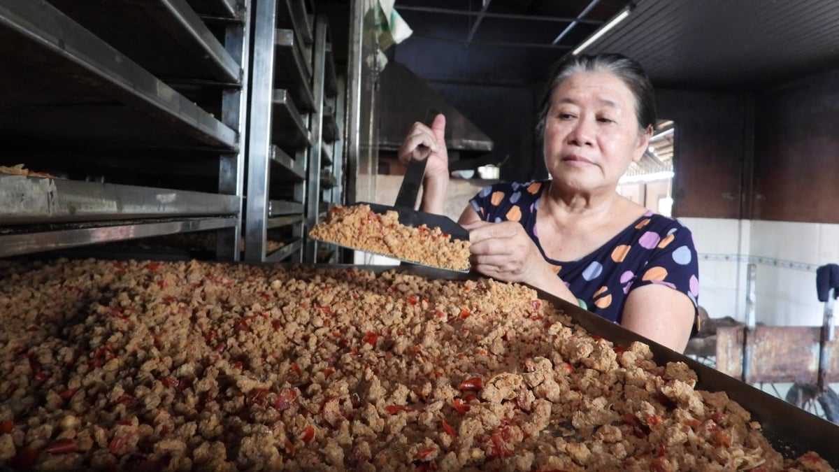 Các chủ thể OCOP đầu tư dây chuyền chế biến, chuẩn hóa quy trình sản xuất nhưng vẫn giữ nét đẹp hương vị truyền thống. Ảnh: Trần Trung.