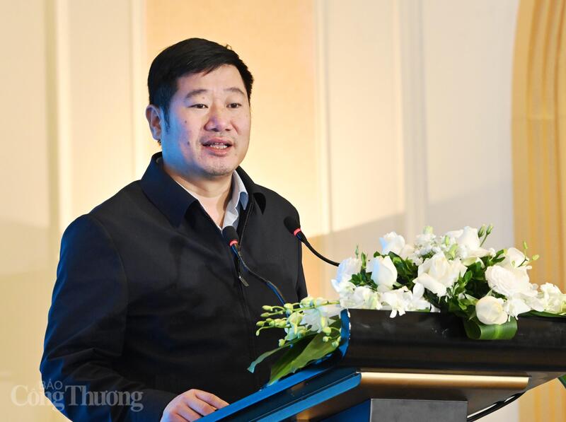 PGS.TS Lê Quang Duyến, Trưởng khoa Dầu khí và Năng lượng, Trường Đại học Mỏ - Địa chất trình bày tham luận tại diễn đàn. Ảnh: Cấn Dũng