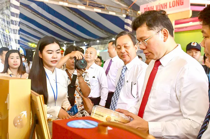 Phó Chủ tịch UBND TPHCM Hoàng Nguyên Dinh tham quan các gian hàng trong Tuần lễ OCOP tại phường Vũng Tàu cuối năm 2025 (ẢNH: QUANG VŨ) Phó Chủ tịch UBND TPHCM Hoàng Nguyên Dinh tham quan các gian hàng trong Tuần lễ OCOP tại phường Vũng Tàu cuối năm 2025 (ẢNH: QUANG VŨ)