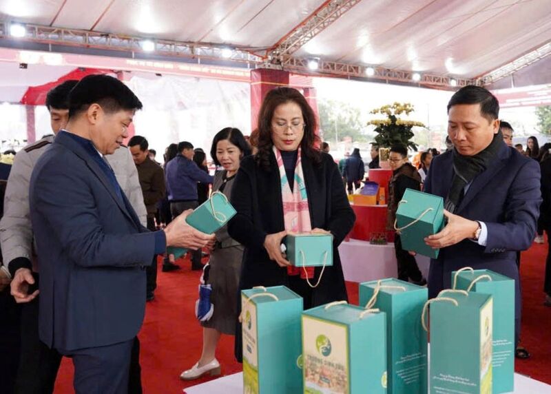 Các đại biểu tham quan các gian hàng. Ảnh Vũ Mạnh