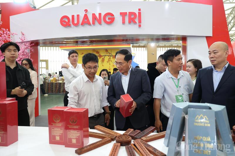 Phó Thủ tướng Chính phủ Bùi Thanh Sơn thăm gian hàng của tỉnh Quảng Trị