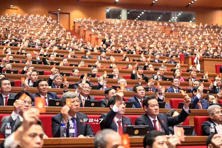 Đại sứ Mai Phan Dũng, Trưởng Phái đoàn thường trực Việt Nam tại Geneva, Thụy Sĩ (bên trái) tham dự Đại hội đại biểu toàn quốc lần thứ XIV của Đảng. (Ảnh do Đại sứ Mai Phan Dũng cung cấp)