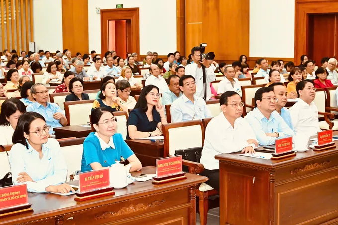 Lãnh đạo các phường cùng cử tri dự buổi tiếp xúc cử tri với các ứng cử viên ĐBQH. Ảnh: VIỆT DŨNG IMG_6321.jpeg