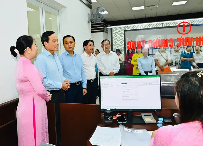 Trước buổi tiếp xúc cử tri, Bí thư Thành ủy TPHCM Trần Lưu Quang cùng các ứng cử viên đã đi khảo sát Trung tâm Phục vụ hành chính công phường Phú Nhuận. Ảnh: VIỆT DŨNG IMG_6294.jpeg