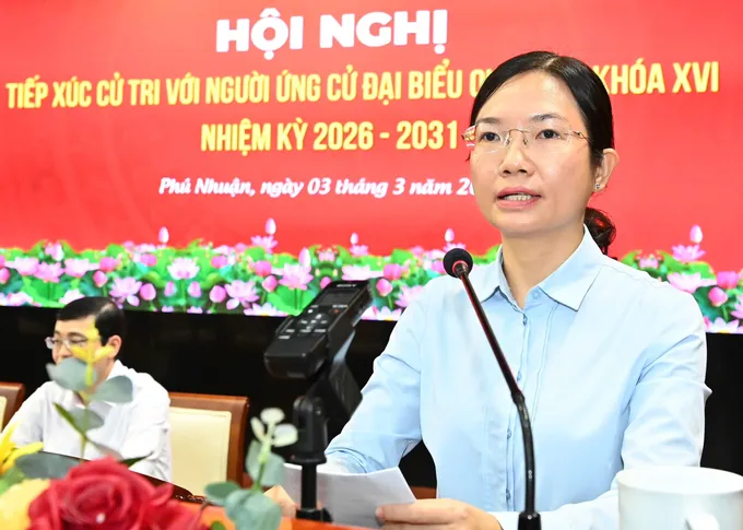 Chủ tịch UBND phường Bình Tiên Vương Thanh Liễu trình bày chương trình hành động. Ảnh: VIỆT DŨNG IMG_6304.jpeg