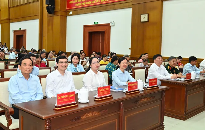 Bí thư Thành ủy TPHCM Trần Lưu Quang cùng các ứng cử viên tiếp xúc cử tri. Ảnh: VIỆT DŨNG IMG_6297.jpeg