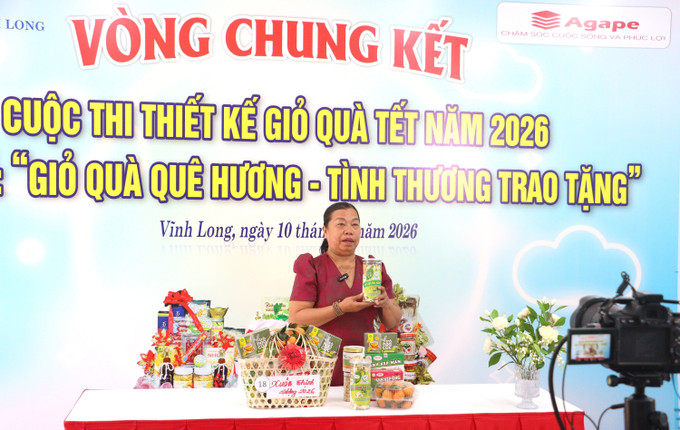Hội viên tham gia cuộc thi “Thiết kế giỏ quà Tết năm 2026” do Hội Liên hiệp Phụ nữ tỉnh Vĩnh Long tổ chức.