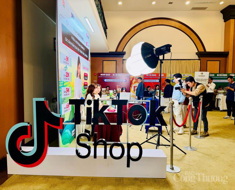 50% dân số trên địa bàn tỉnh đã tham gia mua sắm trực tuyến thông qua các sàn thương mại điện tử. Ảnh: Lê Sơn