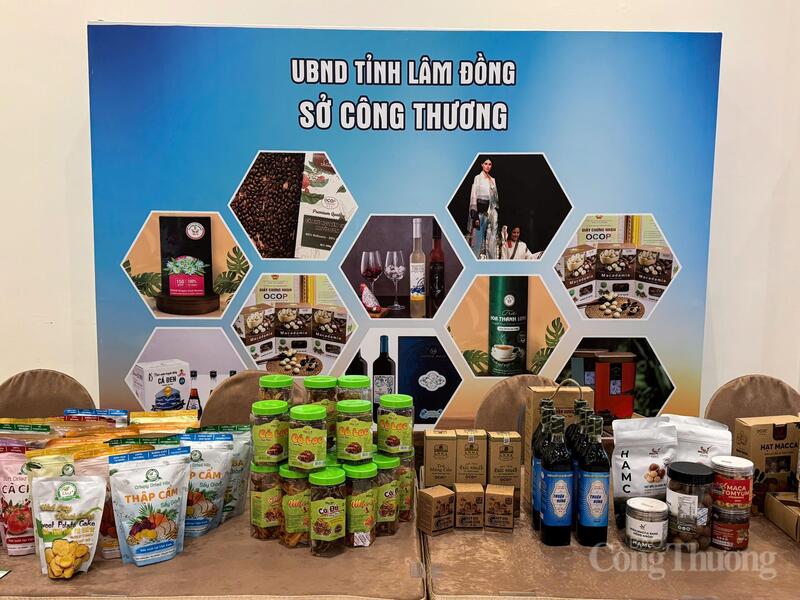 Các sản phẩm đặc trưng tiêu biểu của tỉnh Lâm Đồng được trưng bày tại Hội nghị kết nối cung cầu của TP. Hồ Chí Minh. Ảnh: Lê Sơn