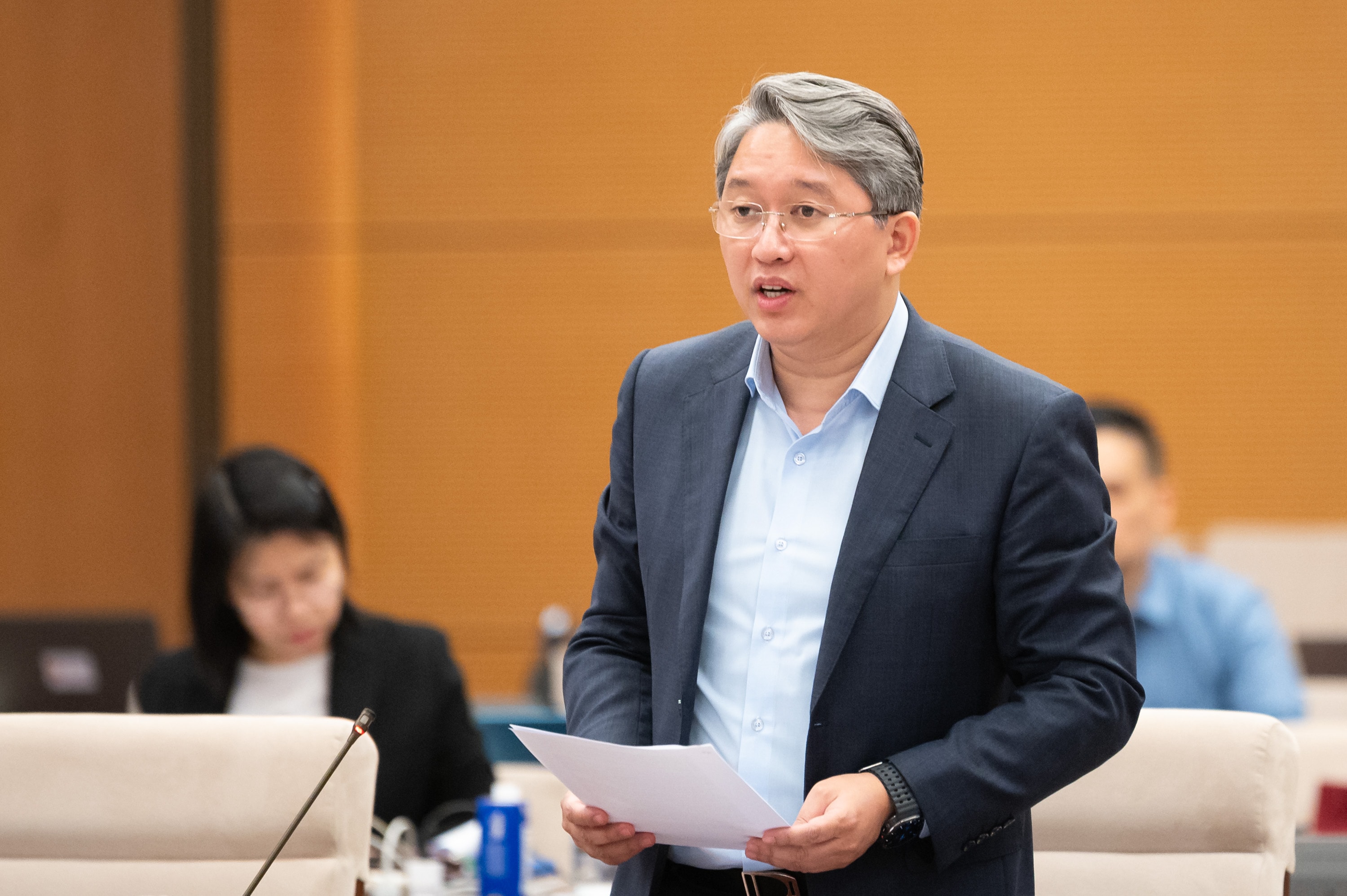 Bộ trưởng Bộ Tư pháp Nguyễn Hải Ninh trình bày tóm tắt tờ trình