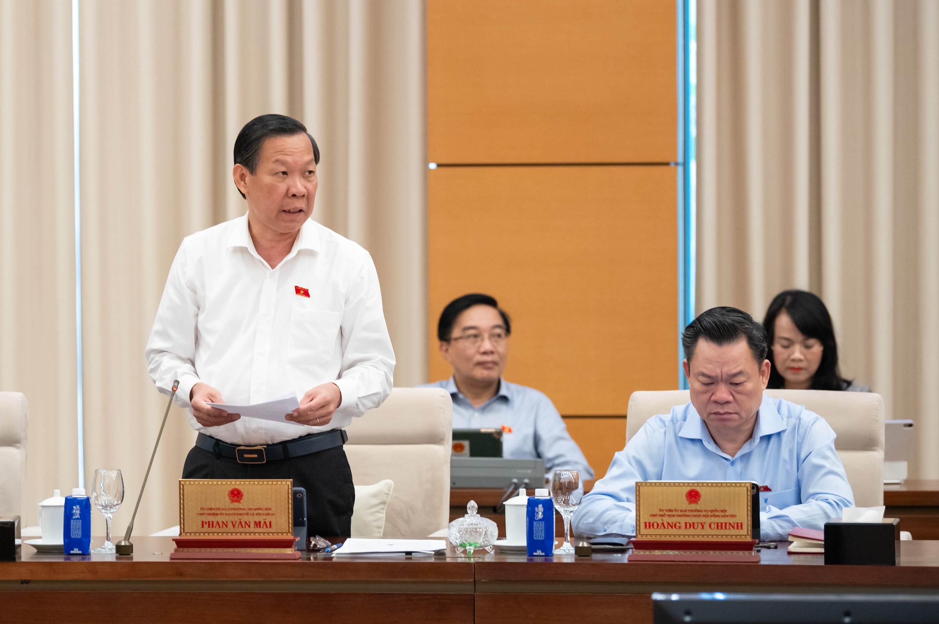 Chủ nhiệm Ủy ban Kinh tế và Tài chính của Quốc hội Phan Văn Mãi trình bày tóm tắt báo cáo thẩm tra