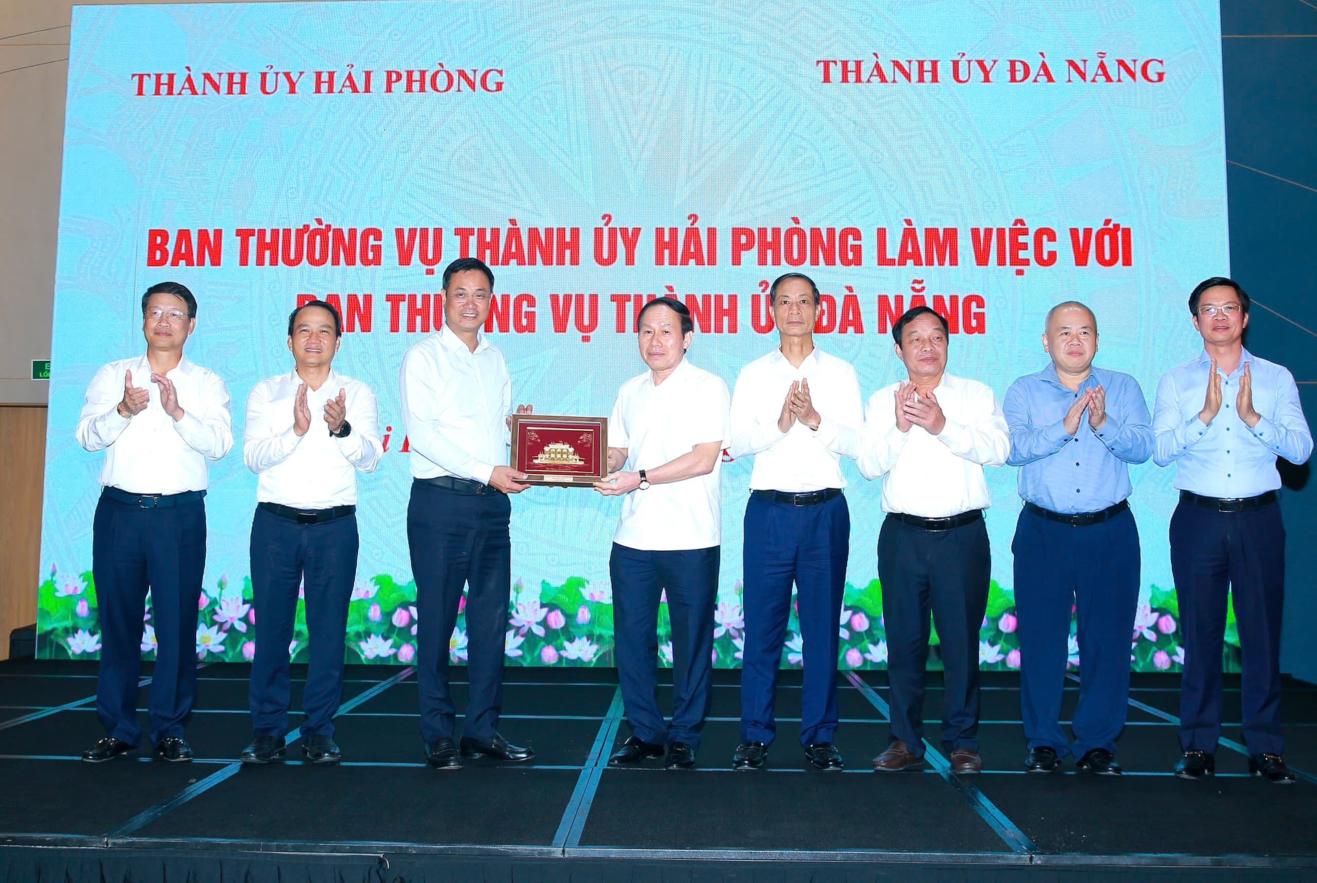 HAI PHONG TRAO QUA CHO DA NANG