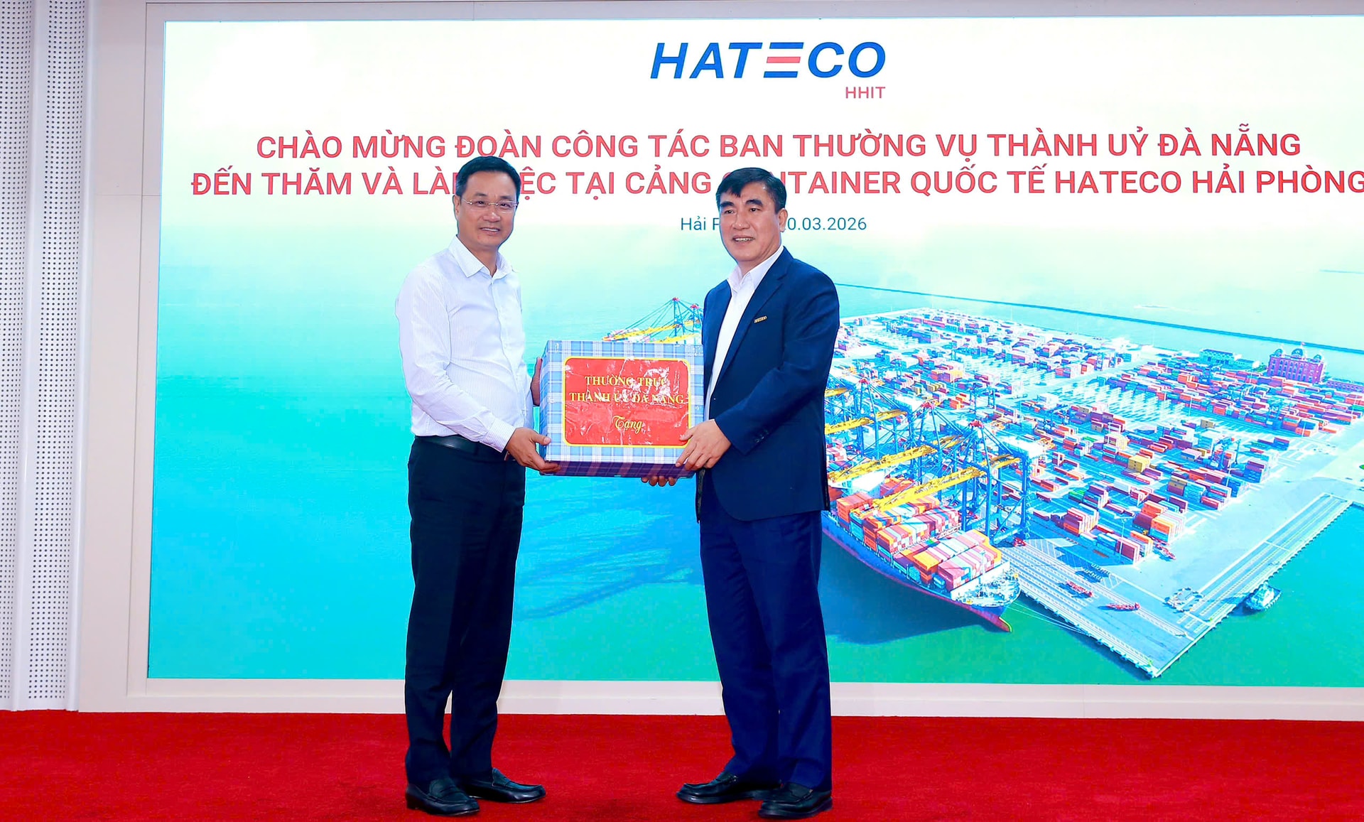 BI THU TRAO QUA CHO CANG