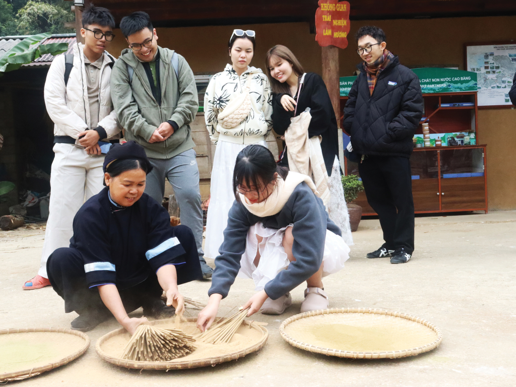 Du khách tham gia trải nghiệm làm hương truyền thống tại Phja Thắp dưới sự hướng dẫn của người dân địa phương.