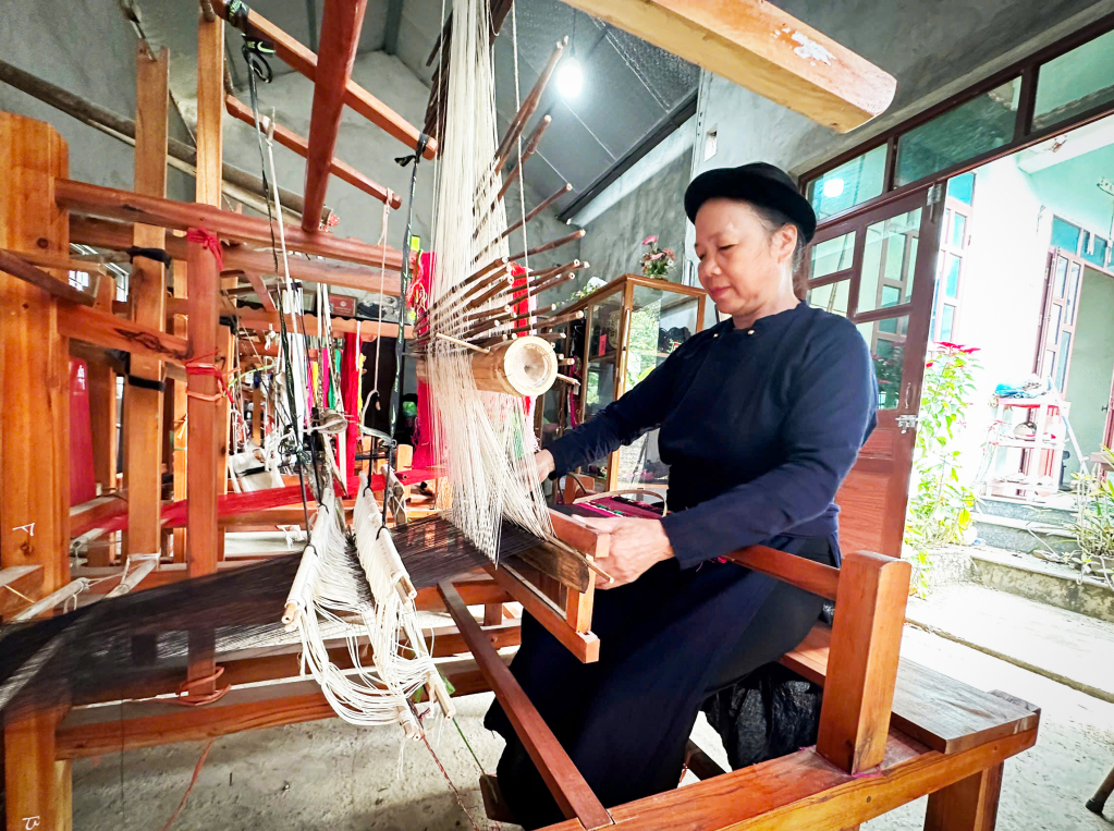 Nghệ nhân Nông Thị Thược dệt thổ cẩm gìn giữ nghề truyền thống, góp phần đa dạng sản phẩm phục vụ phát triển du lịch làng nghề.
