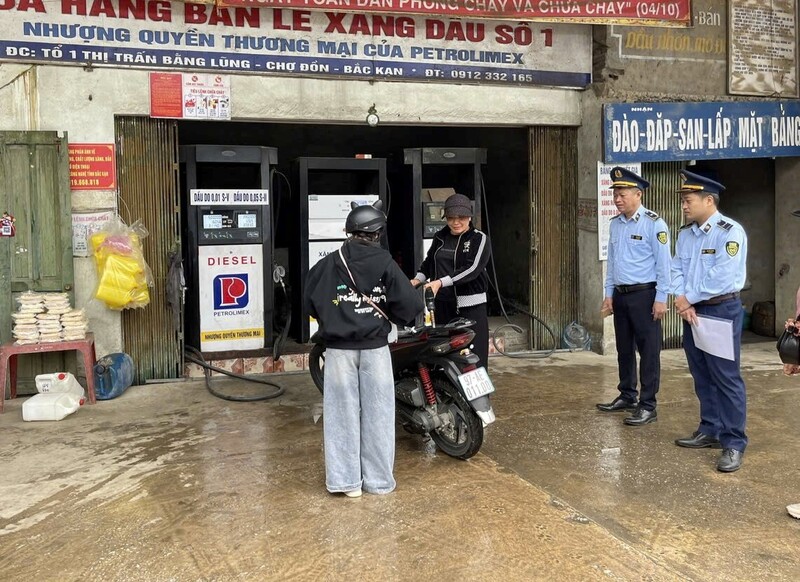 Lực lượng Quản lý thị trường tỉnh Thái Nguyên tăng cường giám sát hoạt động kinh doanh xăng dầu trên địa bàn. Ảnh: Quản lý thị trường Thái Nguyên