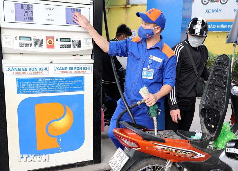 Người dân Hà Nội mua xăng. (Ảnh: Trần Việt/TTXVN)