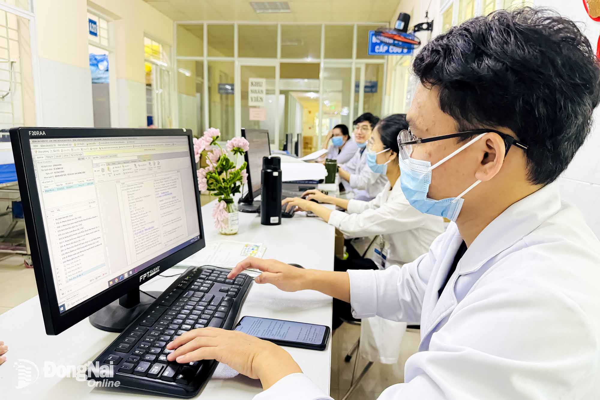 Bác sĩ Bệnh viện Đa khoa khu vực Long Khánh sử dụng bệnh án điện tử. Ảnh: Hạnh Dung