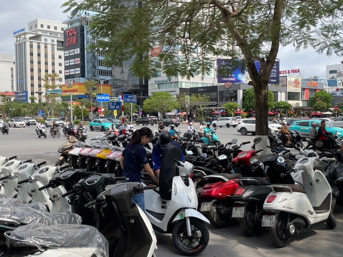 Xe điện bỗng dưng đắt khách hơn trước sau khi giá xăng dầu tăng vọt.