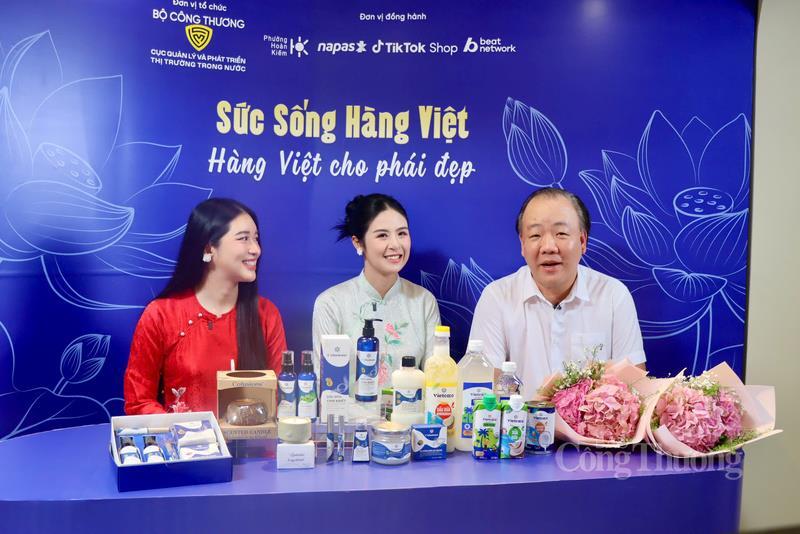Ông Trần Hữu Linh cùng Hoa hậu Ngọc Hân, Tiktoker Quỳnh Trang livestream quảng bá sản phẩm