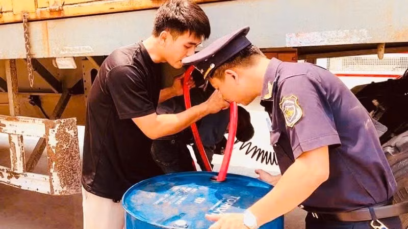 Lực lượng hải quan kiểm tra phương tiện, phát hiện hành vi cất giấu, vận chuyển trái phép dầu diesel qua cửa khẩu quốc tế Lao Bảo.