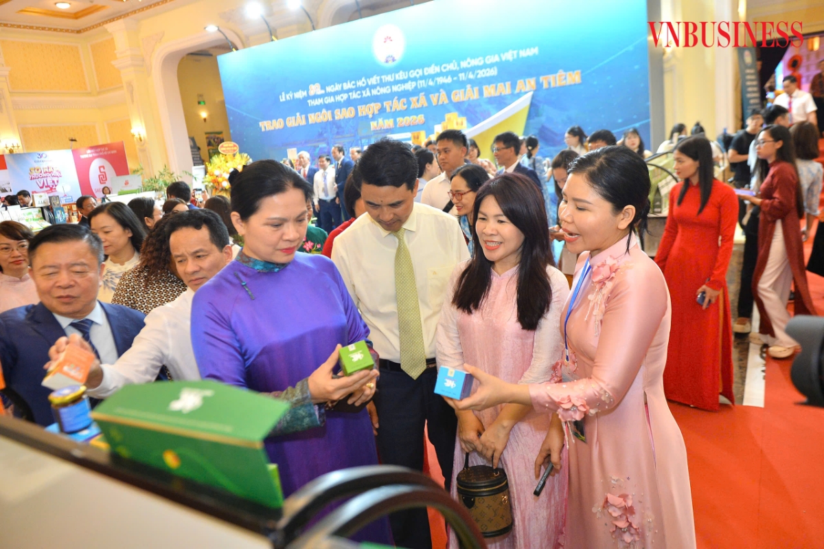 Bà Hà Thị Nga, Phó Chủ tịch Ủy ban Trung ương Mặt trận Tổ quốc Việt Nam và ông Đinh Hồng Thái, Phó Chủ tịch Liên minh HTX Việt Nam tham quan gian hàng tại Triển lãm.