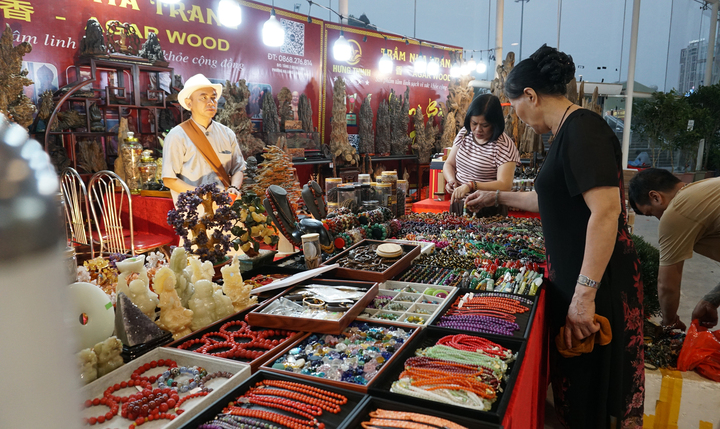 Người dân, du khách mua sắm tại hội chợ.