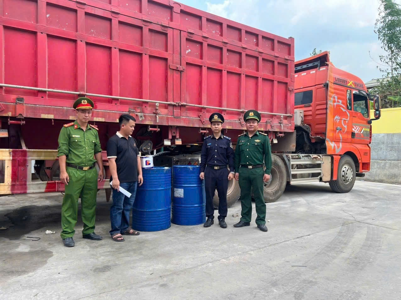 Phương tiện xe đầu kéo có hầm bí mật chứa dầu Diesel lậu.