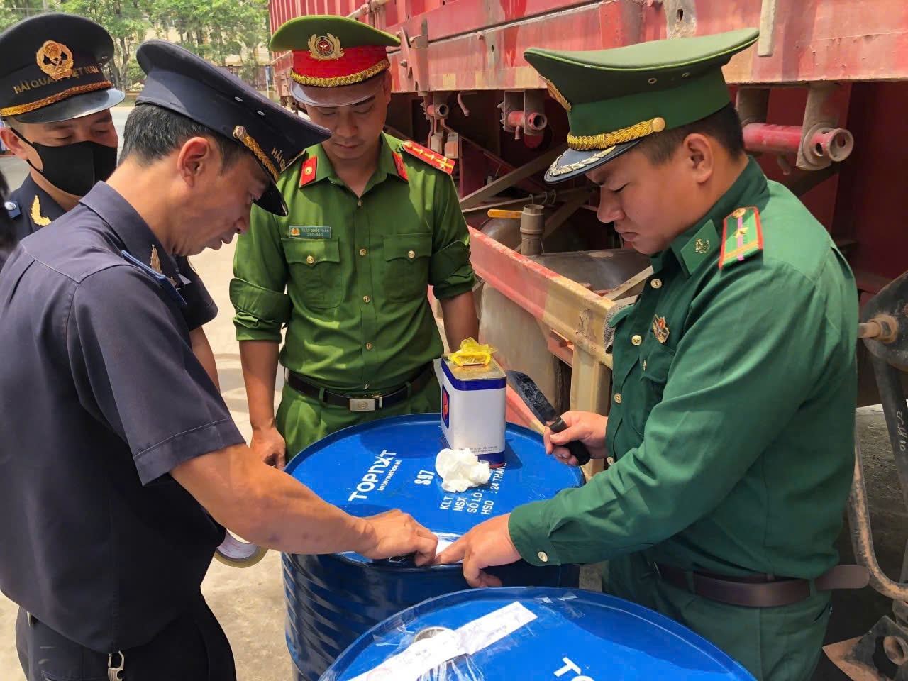 Công an Quảng Trị niêm phong tang vật dầu lậu để xử lý.