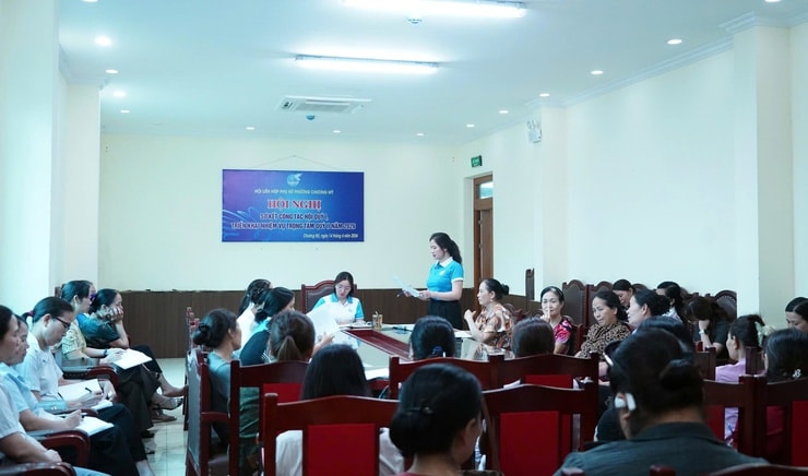 Phó Chủ tịch Hội Liên hiệp Phụ nữ phường Chương Mỹ Nguyễn Thị Hiền trình bày báo cáo tại Hội nghị sơ kết công tác quý I, triển khai nhiệm vụ trọng tâm quý II năm 2026. Ảnh: Lan Oan