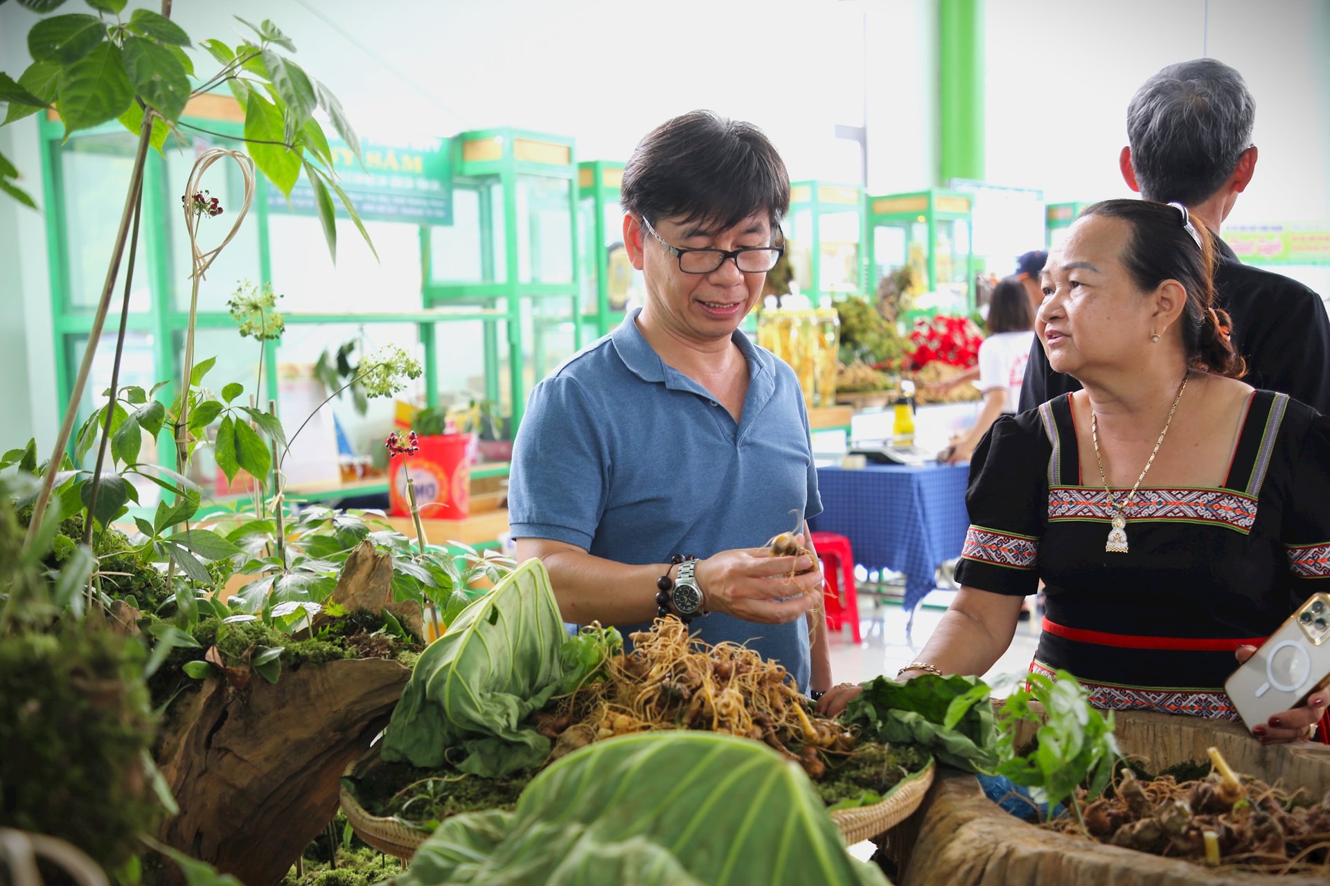 Sản phẩm sâm Ngọc Linh trưng bày tại một phiên chợ miền núi Đà Nẵng. Ảnh: ĐĂNG NGUYÊN