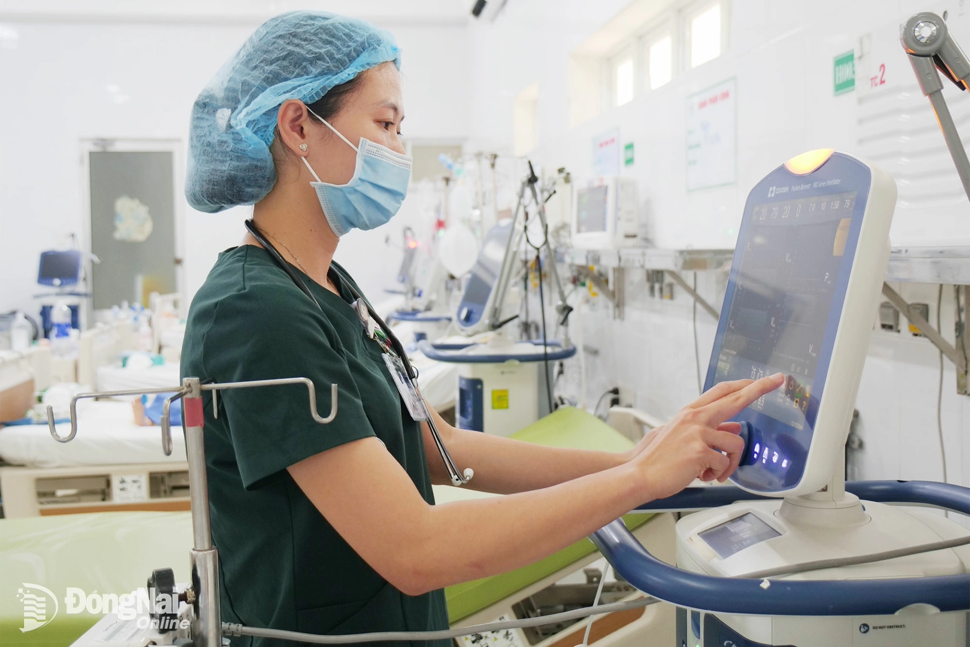 Bác sĩ điều chỉnh máy để điều trị cho bệnh nhi tại Bệnh viện Nhi đồng Đồng Nai. Ảnh: Hạnh Dung