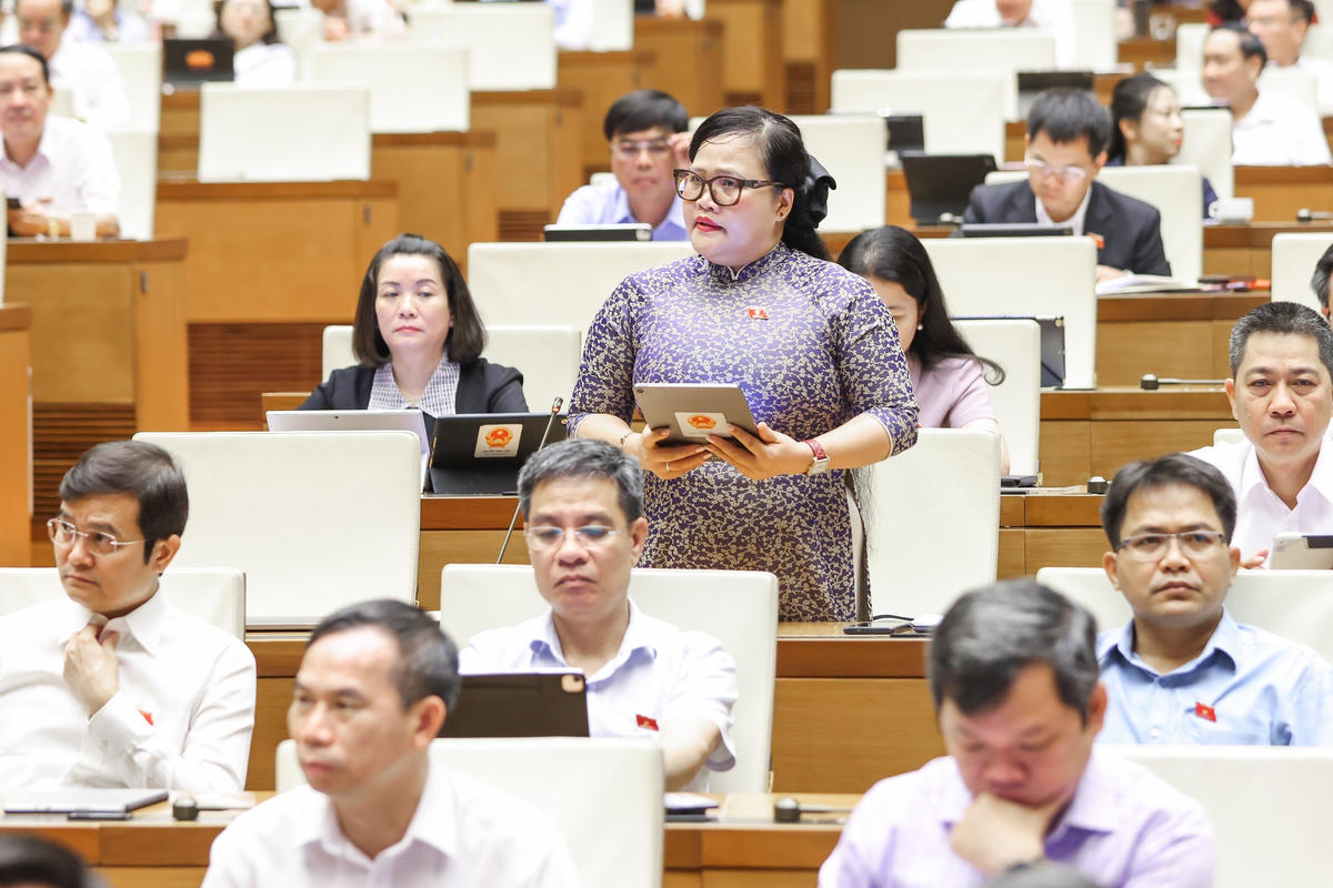 Đại biểu Nguyễn Thị Sửu (đoàn TP Huế) đề nghị, dự thảo Nghị quyết cần định nghĩa rõ và lượng hóa “cụm công nghiệp sáng tạo văn hóa”. Ảnh: Quang Vinh