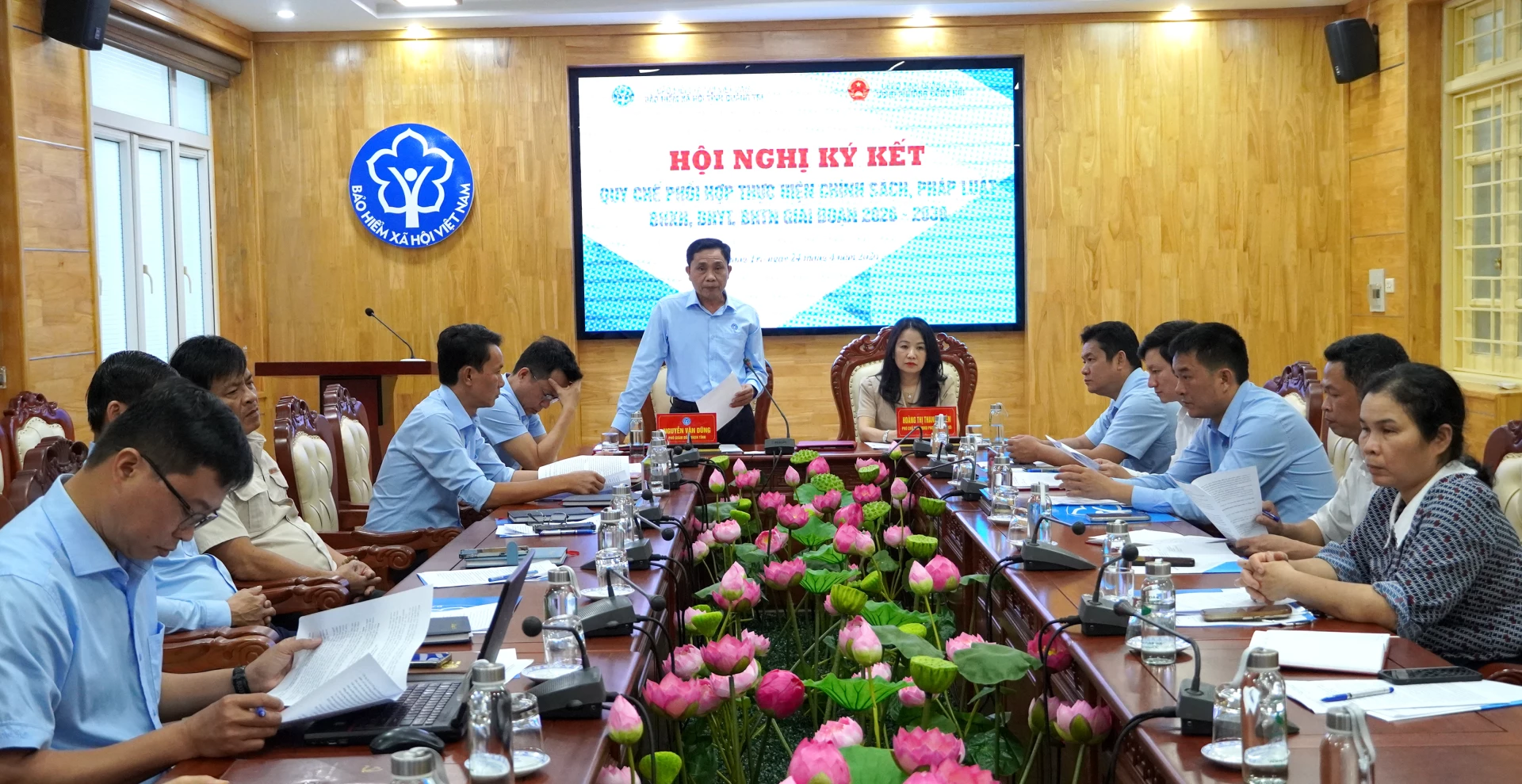 Đại diện lãnh đạo Bảo hiểm xã hội tỉnh thống nhất nội dung liên quan - Ảnh: H.Tr.